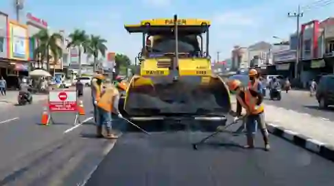 penghamparan aspal hrs di proyek pengaspalan jalan raya di cikampek
